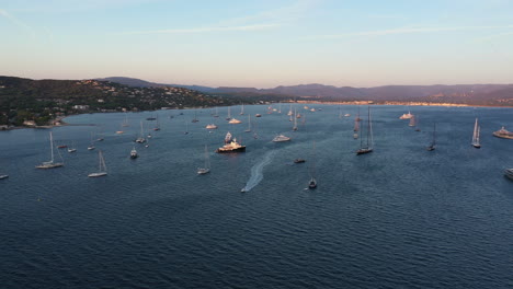 Golf-Von-Saint-Tropez-Voller-Boote,-Sonnenaufgang-Aus-Der-Luft,-Frankreich